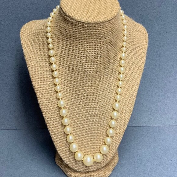 Graduated Pearl Bead Necklace 21 In Cream Glossy Timeless Design Retro Vintage - Picture 1 of 6